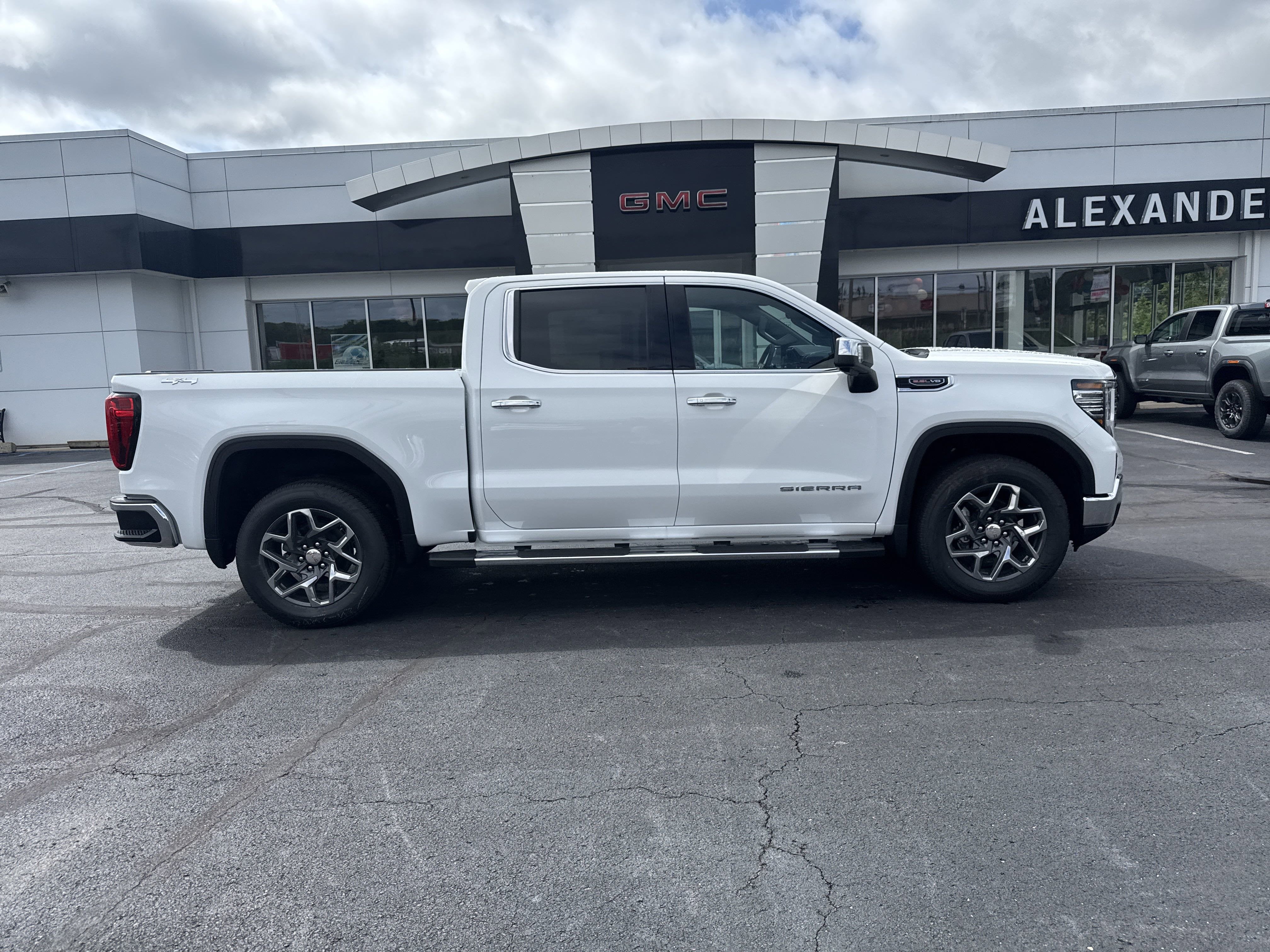 2025 GMC Sierra 1500 SLT