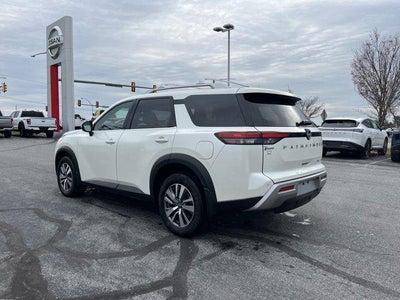 2023 Nissan Pathfinder SL 4WD
